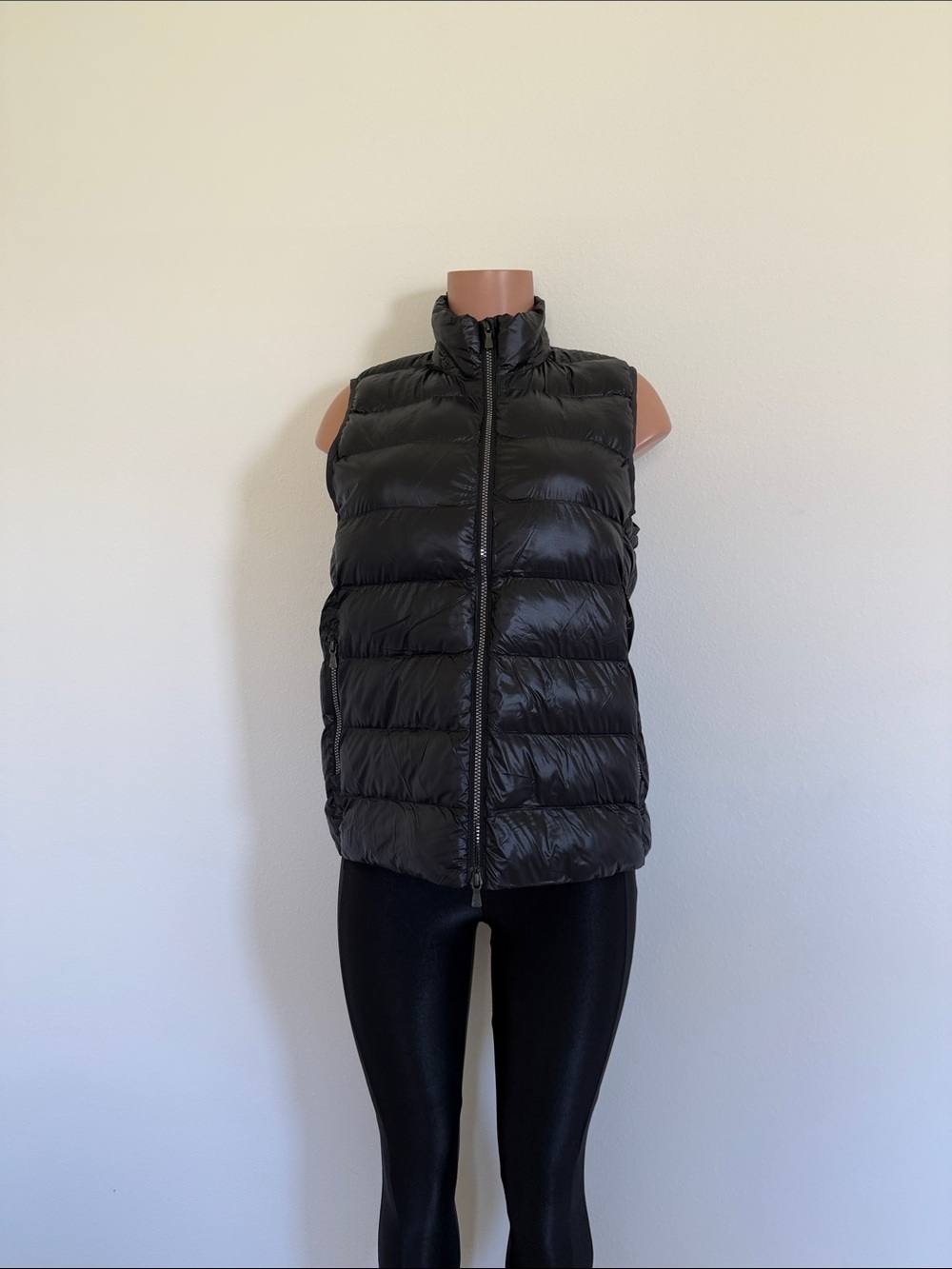 Peter Millar Black Quilted Down Puffer Vest size medium, shiny black